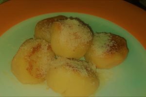 Gnocchi di patate bianchi ripieni con pomodoro e mozzarella