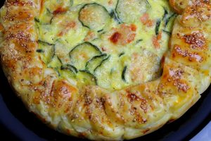 Torta salata con salmone affumicato, zucchine e mozzarella