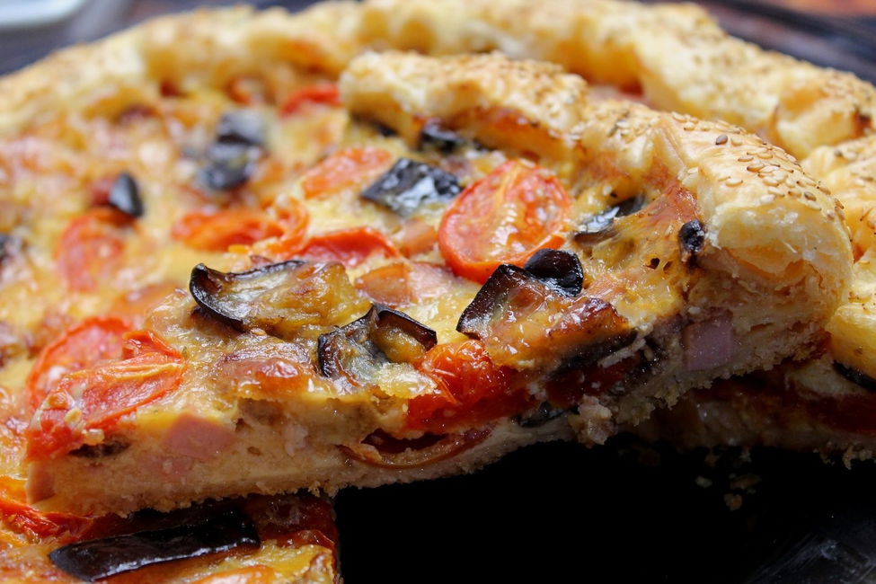 Torta salata con melanzane, pomodorini, pancetta e Fontal