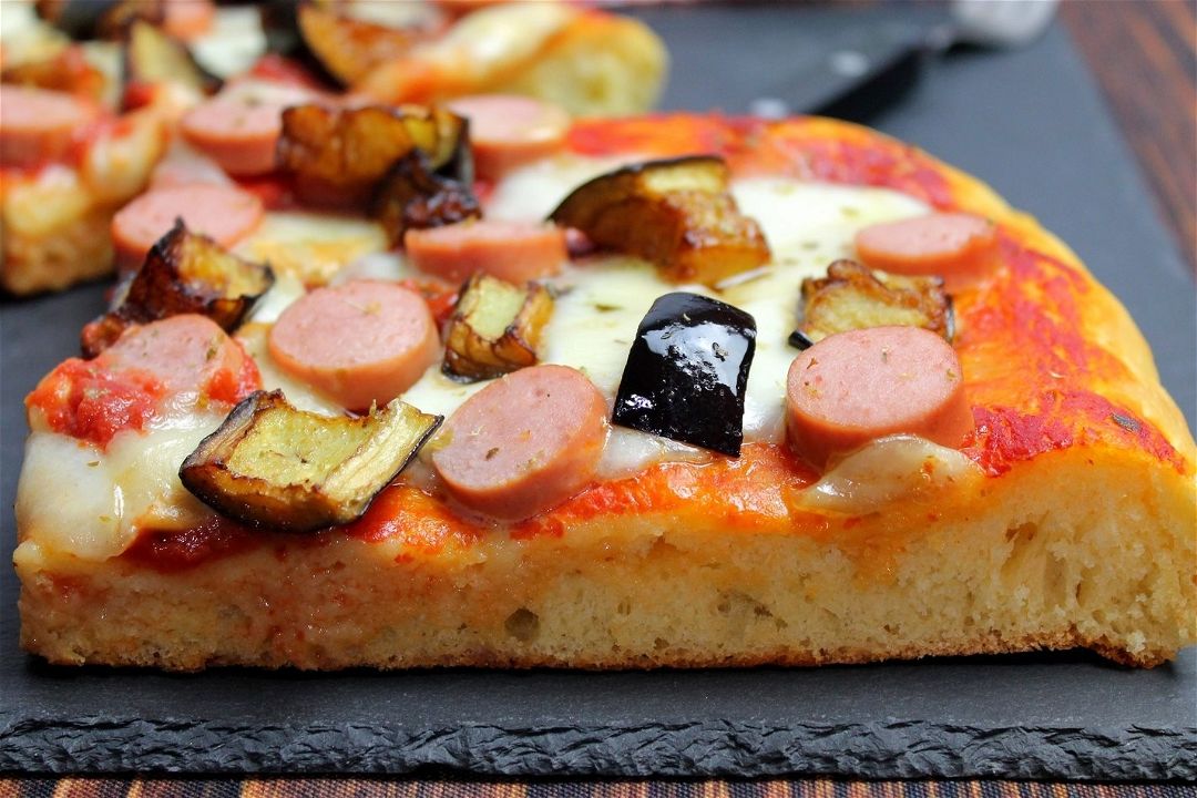 Pizza in teglia con melanzane, wurstel, mozzarella e scamorza - Fidelity  Cucina