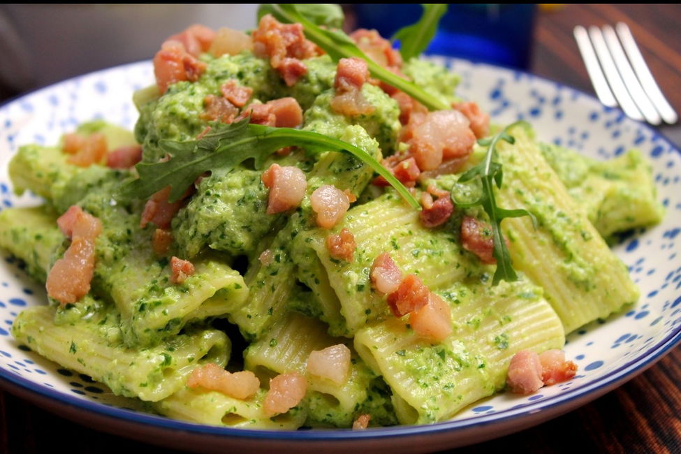 Rigatoni al pesto di zucchine e rucola con pancetta affumicata