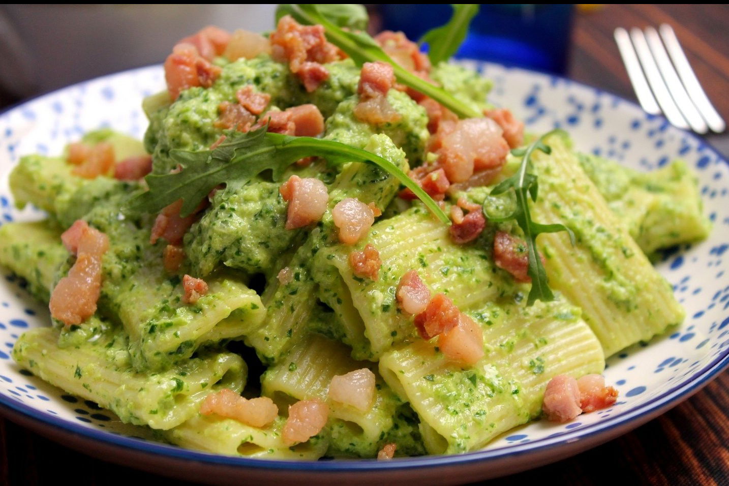 Rigatoni al pesto di zucchine e rucola con pancetta affumicata ...