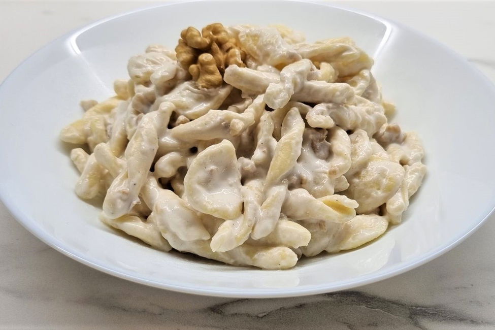 Pasta fresca con crema di ricotta, noci e parmigiano