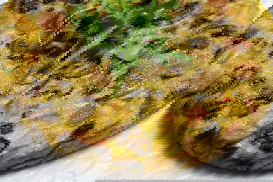 Frittata al forno con funghi, wurstel e scamorza affumicata