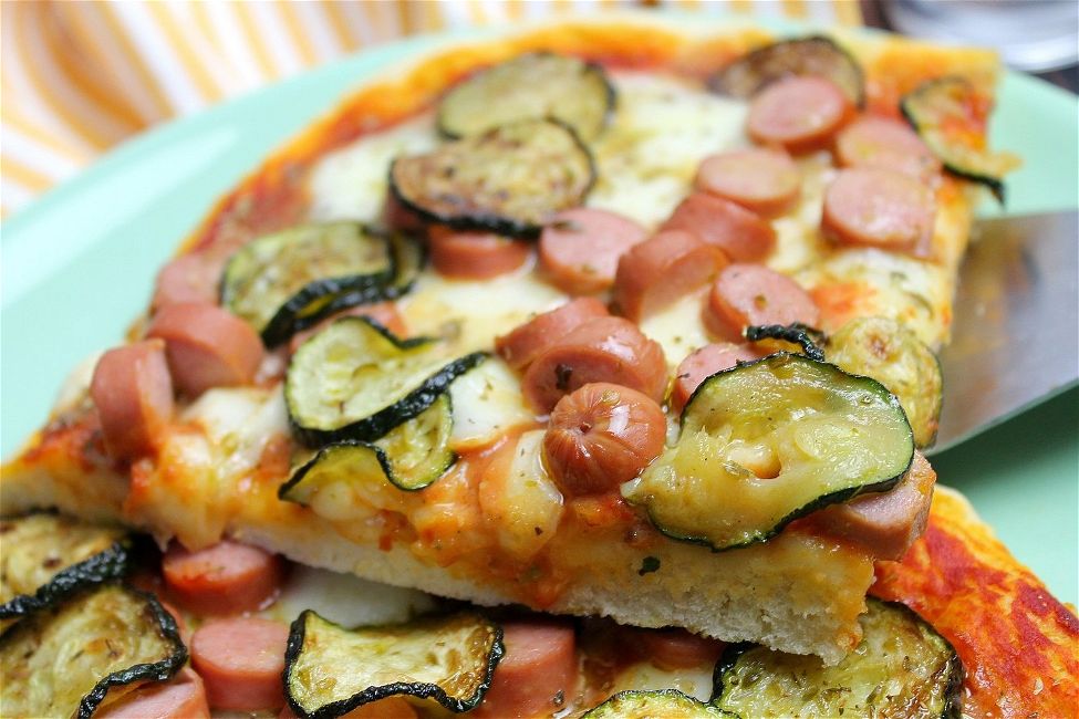 Pizza veloce con wurstel, zucchine e mozzarella