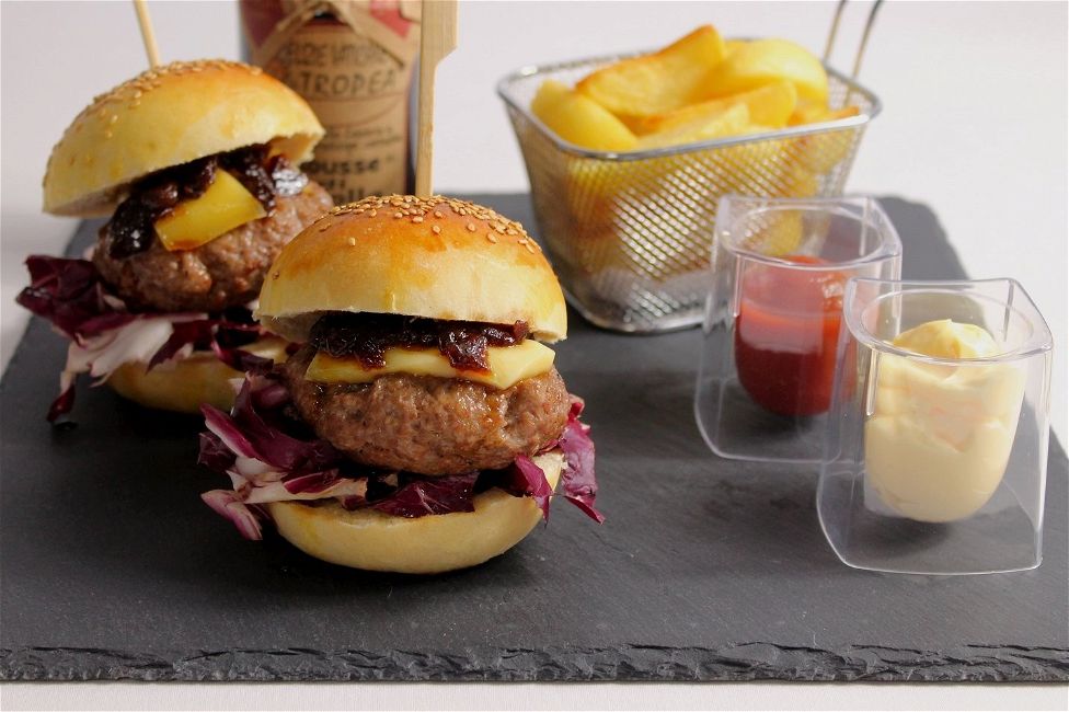 Mini hamburger con radicchio, Emmenthal e marmellata di cipolle