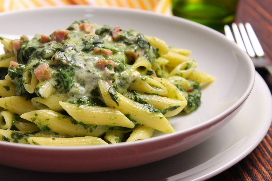 Penne rigate con spinaci, gorgonzola e prosciutto cotto