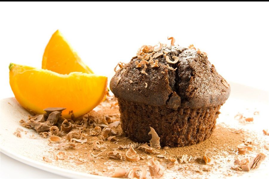 Muffin al cacao, nocciole e arancia
