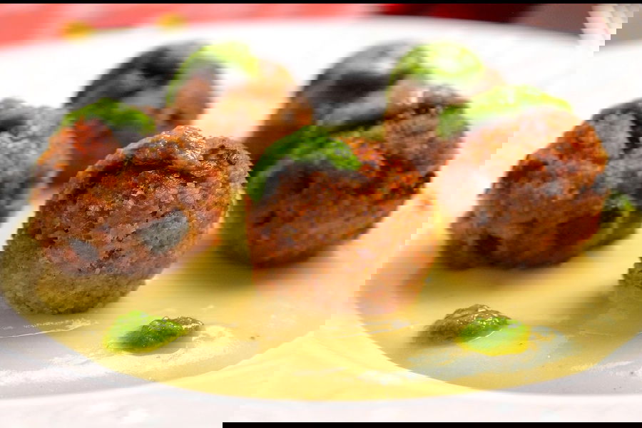 Polpette di scottona e melanzane su crema di patate e pesto di rucola