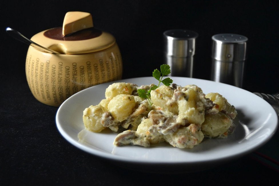 Gnocchi con salsiccia, ricotta e funghi