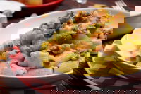 Mezzi rigatoni con crema di zucchine, patate e salsiccia