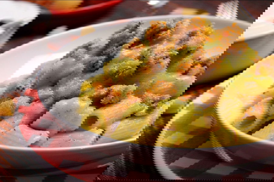 Mezzi rigatoni con crema di zucchine, patate e salsiccia