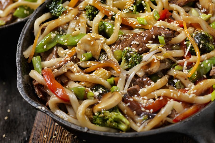 Stir fry noodles con carne e verdure