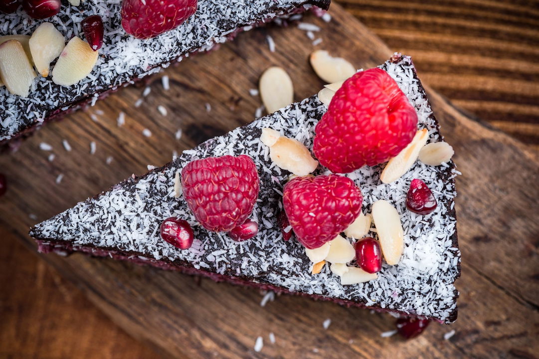 Torta crudista con lamponi, cocco e semi di chia