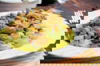 Gnocchetti di patate con crema di zucchine, salsiccia e olive verdi