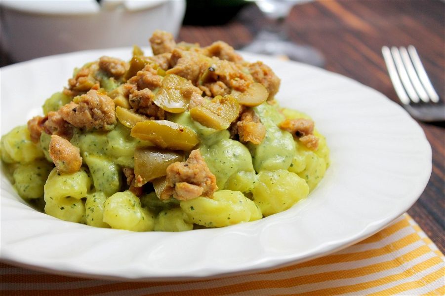 Gnocchetti di patate con crema di zucchine, salsiccia e olive verdi