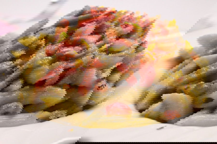 Penne rigate con crema di melanzane, pistacchi e pancetta