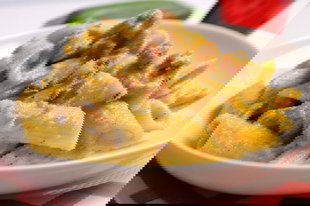 Pennoni con pesto di zucchine e pomodori secchi, salsiccia e ricotta