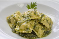 Ravioli di ricotta e spinaci conditi con pesto fresco