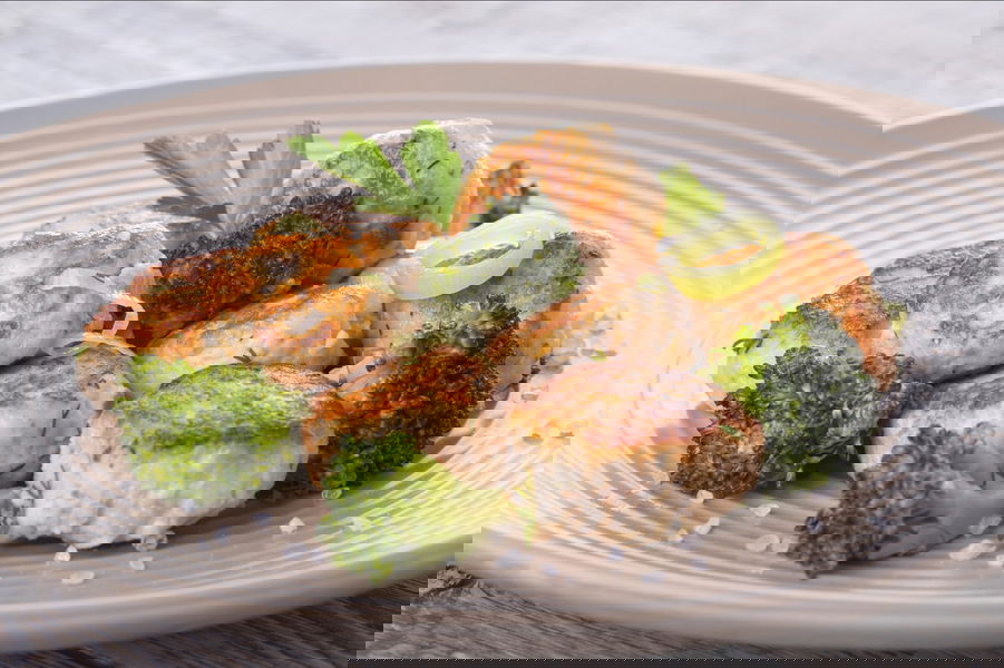 Polpette di salmone e patate con broccoli