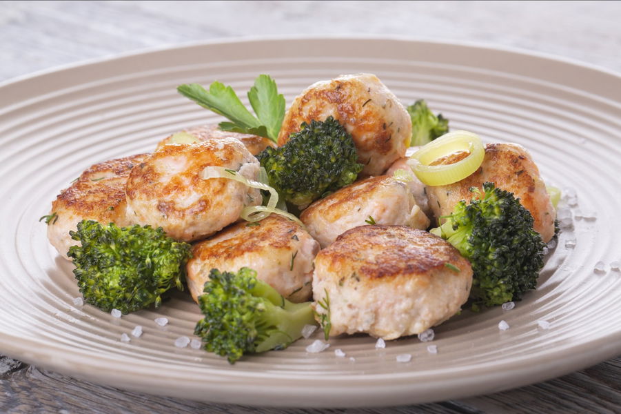 Polpette di salmone e patate con broccoli