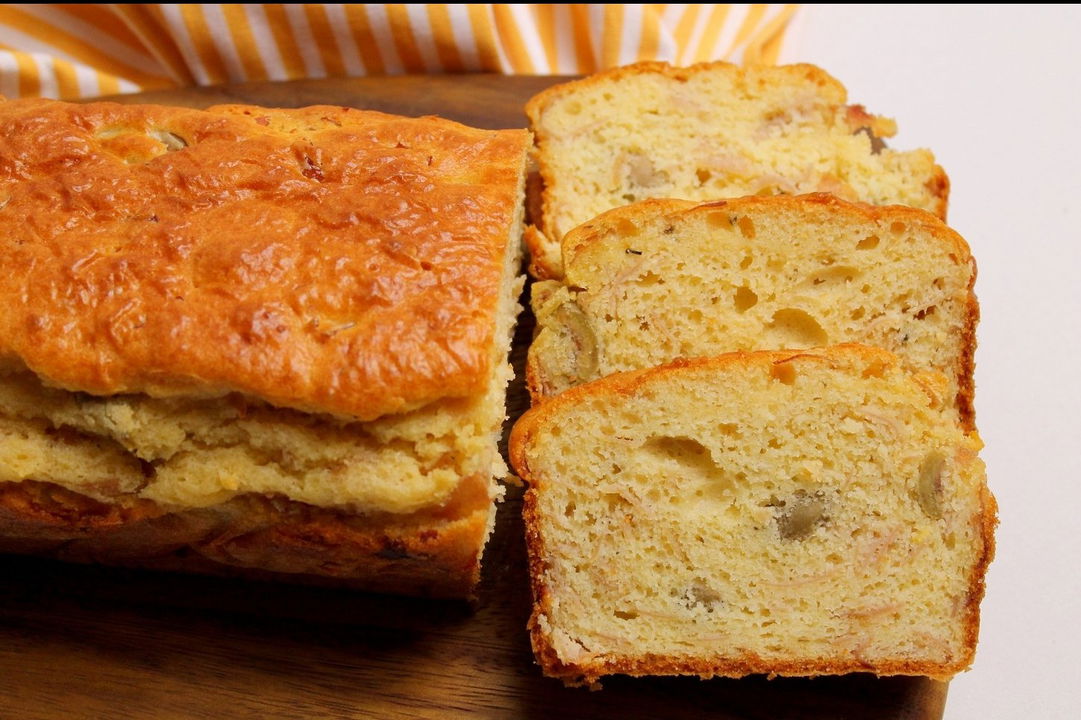 Cake salato con mortadella e olive