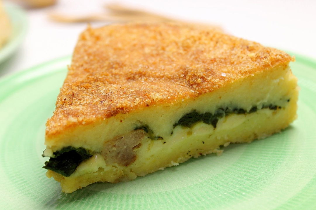 Gateau di patate con spinaci, salsiccia e scamorza affumicata
