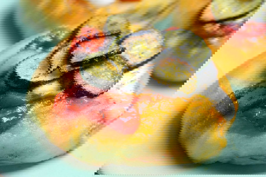 Pizzette con verdure, mozzarella e acciughe