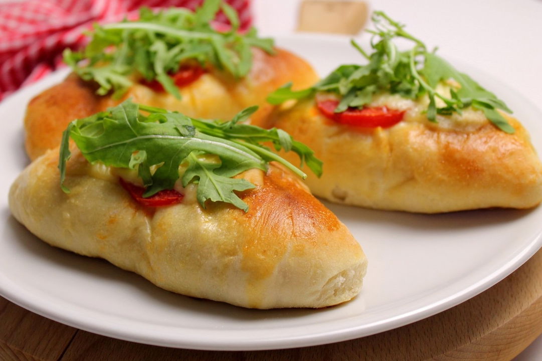 Calzoni al forno con prosciutto cotto e scamorza affumicata