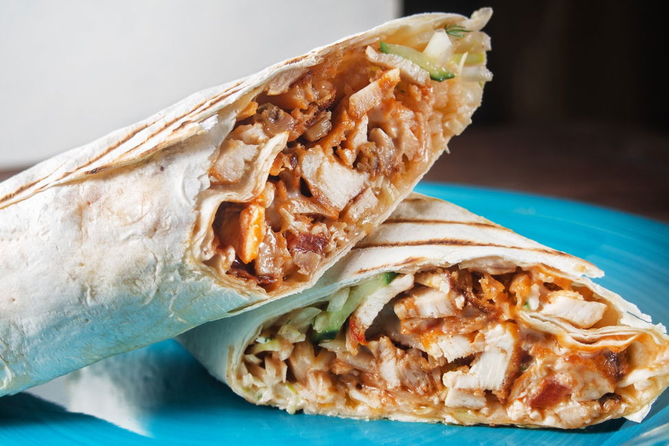 Shawarma con pollo, cavolo, spezie e salsa yogurt