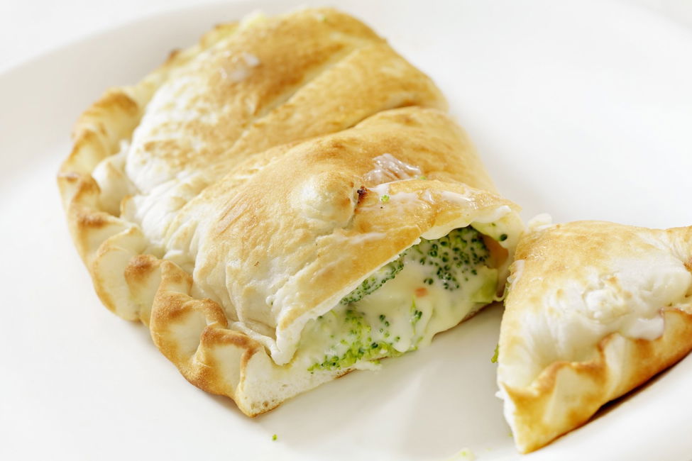 Calzone vegetariano con broccoli e mozzarella