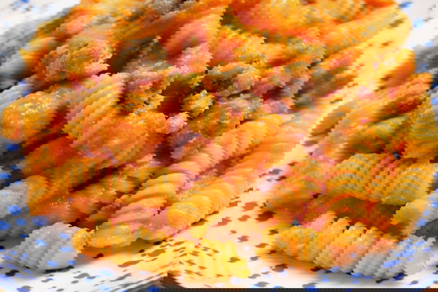 Fusilli con crema di peperoni, pomodori secchi e salsiccia