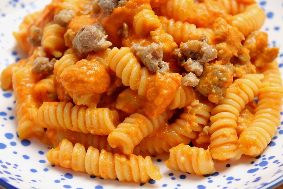 Fusilli con crema di peperoni, pomodori secchi e salsiccia