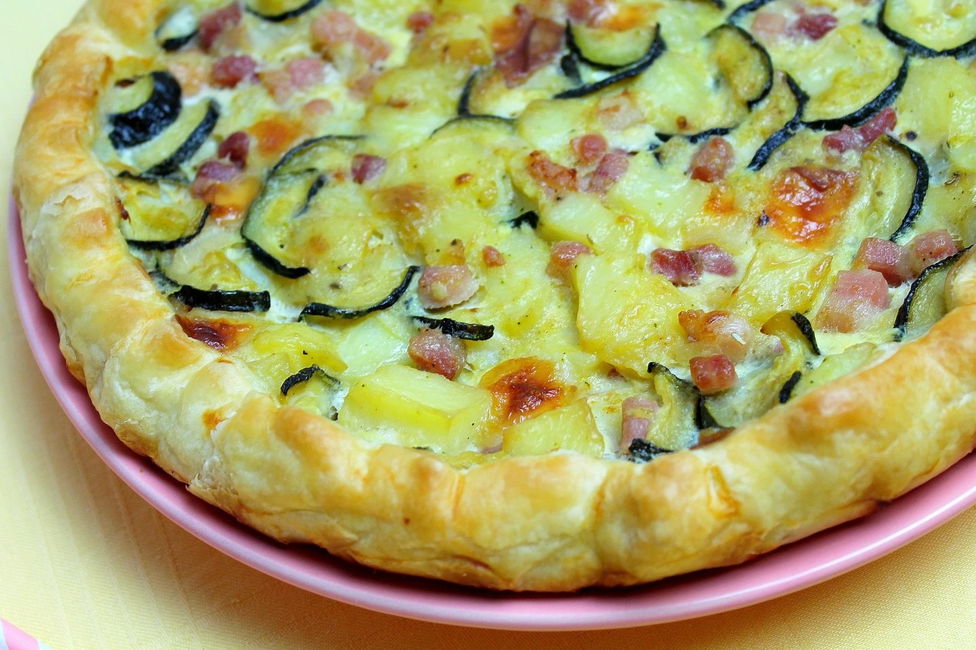 Torta salata con patate, zucchine, pancetta e scamorza affumicata
