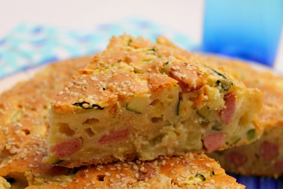 Torta salata soffice con zucchine, wurstel e provola