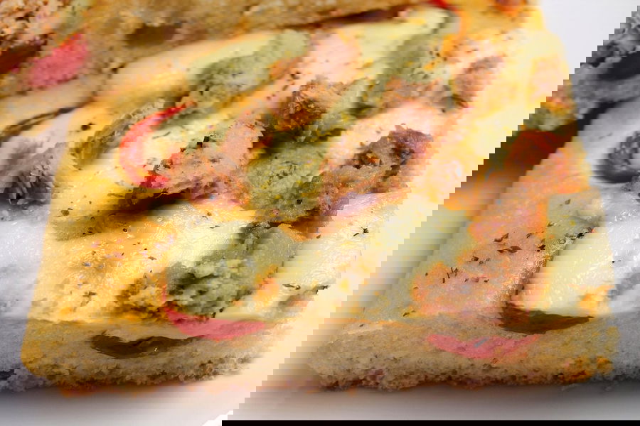 Focaccia con pomodorini, tonno e Asiago