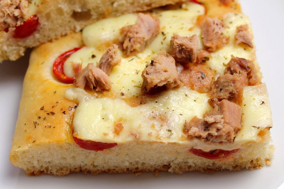 Focaccia con pomodorini, tonno e Asiago