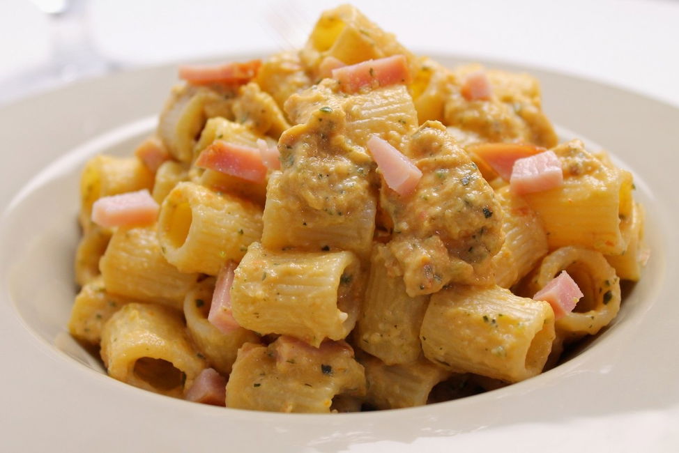 Mezzi rigatoni con crema di zucchine, Philadelphia e prosciutto cotto