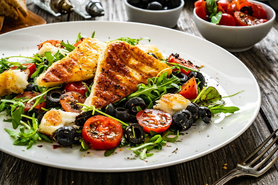 Formaggio Halloumi grigliato con olive, pomodorini e rucola