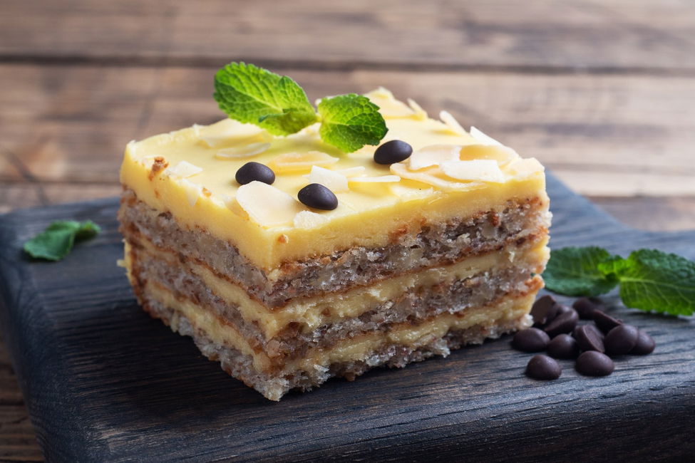 Torta banane e noci con farcitura al latte condensato e cioccolato