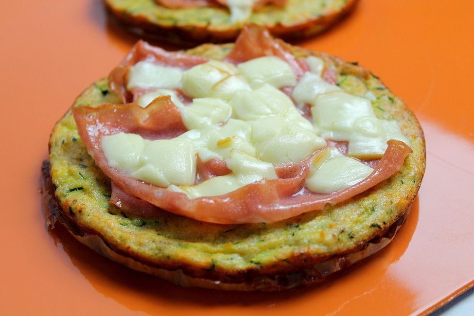 Frittatine di zucchine al forno con mortadella e scamorza affumicata