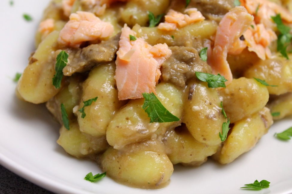 Gnocchi di patate con crema di melanzane e salmone affumicato