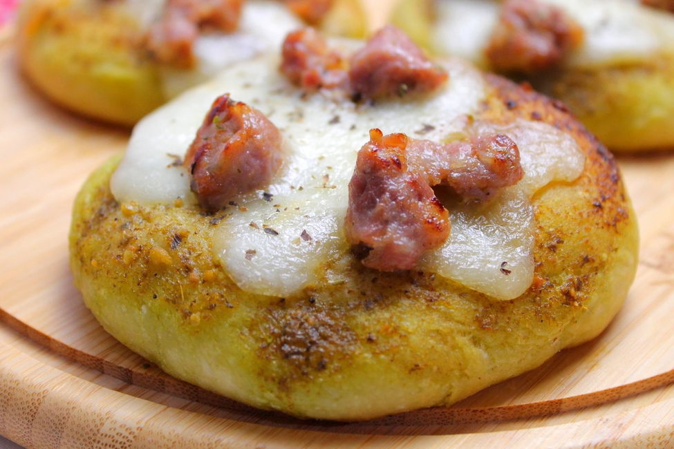 Focaccine con pesto di basilico, salsiccia e mozzarella