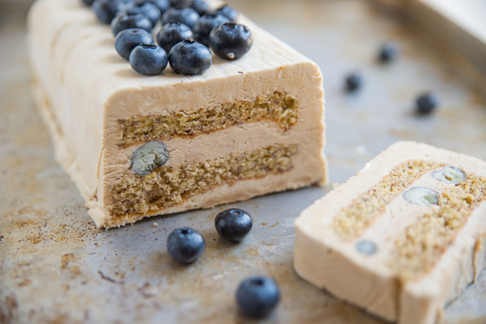 Torta gelato alla nocciola con biscotti e mirtilli