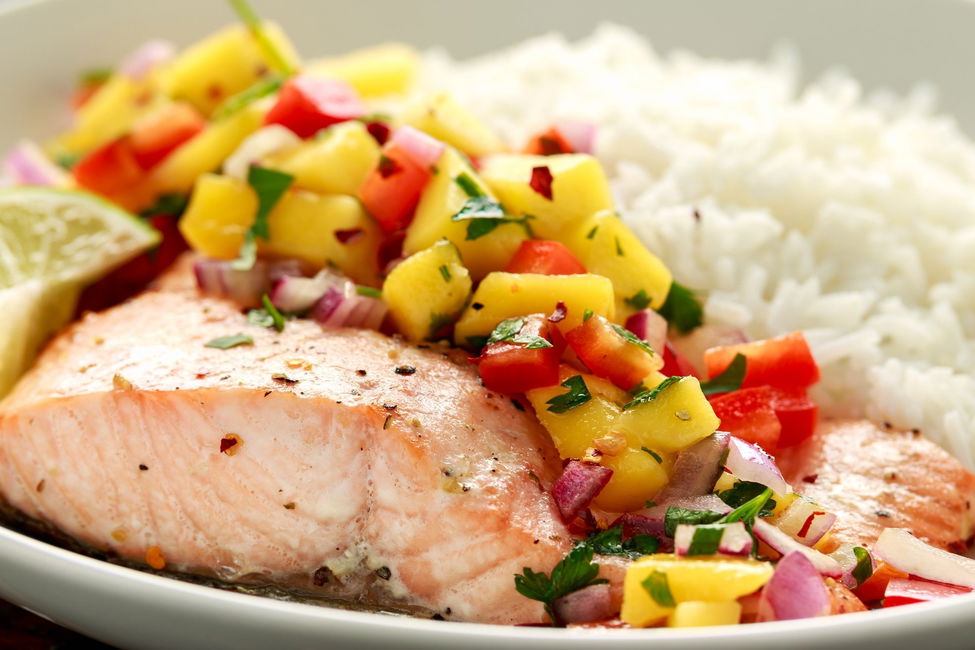 Salmone con riso e concassé di mango, peperone e cipolla rossa