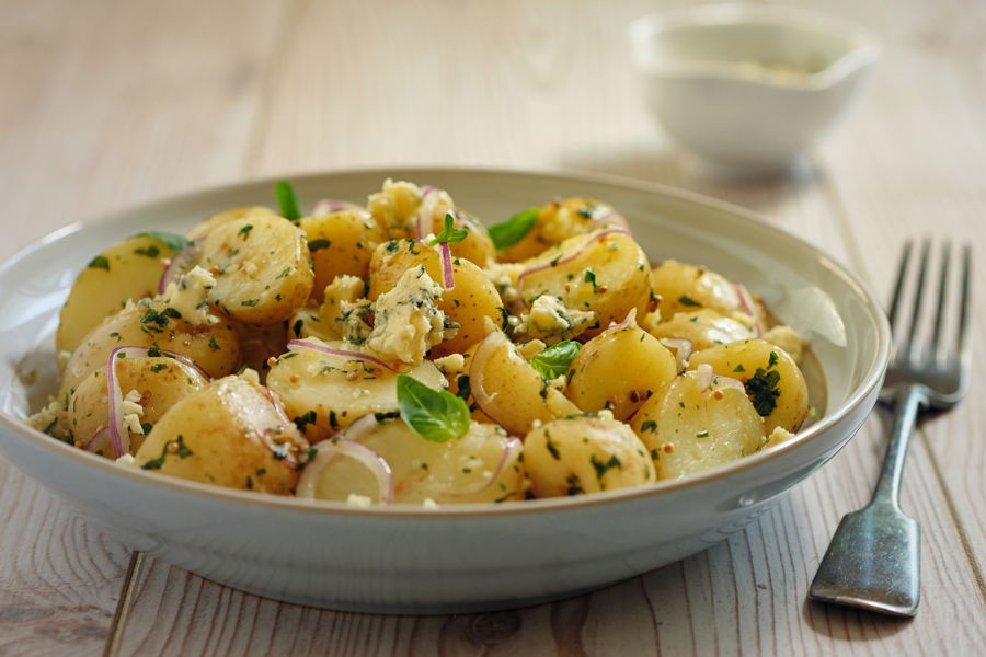 Insalata di patate con gorgonzola e mandorle