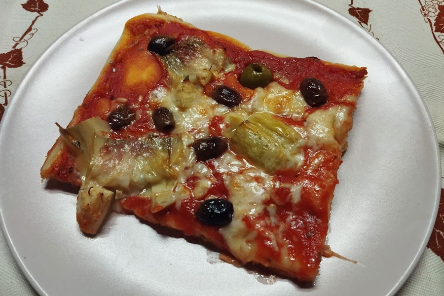 Pizzetta con olive e carciofini cotta in friggitrice ad aria
