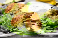 Frittelle di patate, zucchine, spinaci e feta, in friggitrice ad aria