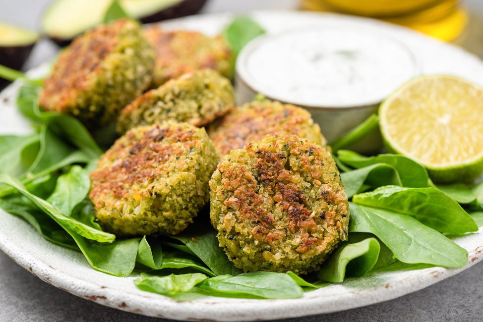 Frittelle di patate, zucchine, spinaci e feta, in friggitrice ad aria