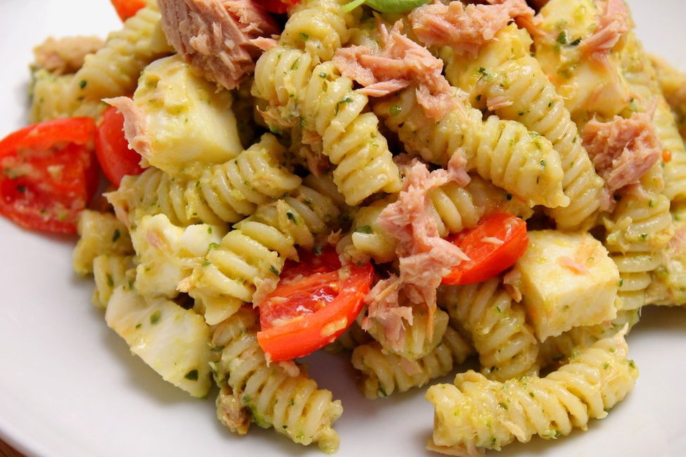 Pasta fredda con crema di zucchine, tonno, pomodorini e mozzarella